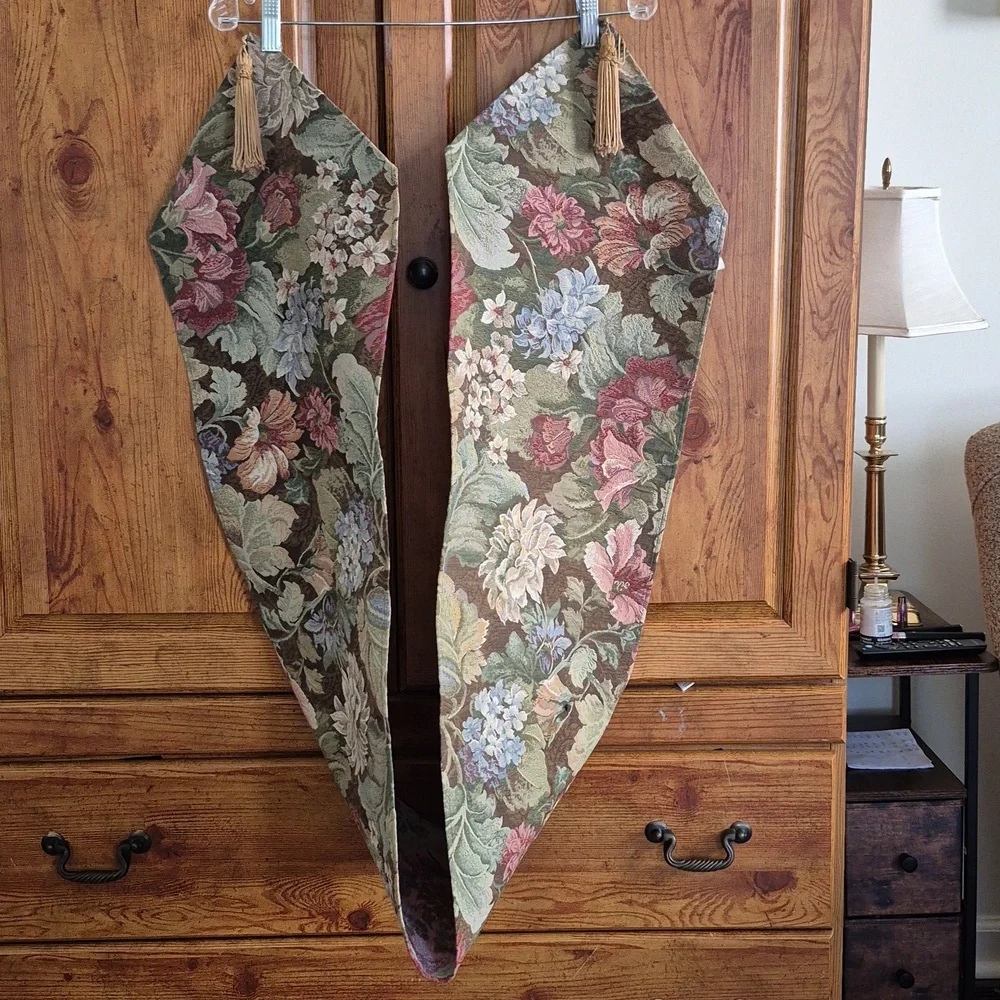 Ling Tasseled Floral Tapestry Table Runner 68x12